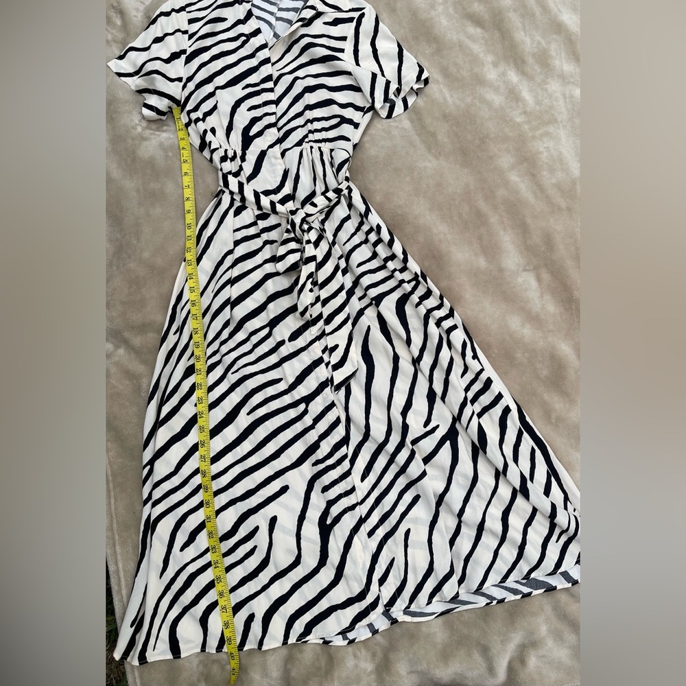 H&M Black and White Striped Maxi Dress size XS

He has a static at the waist. - Picture 7 of 10